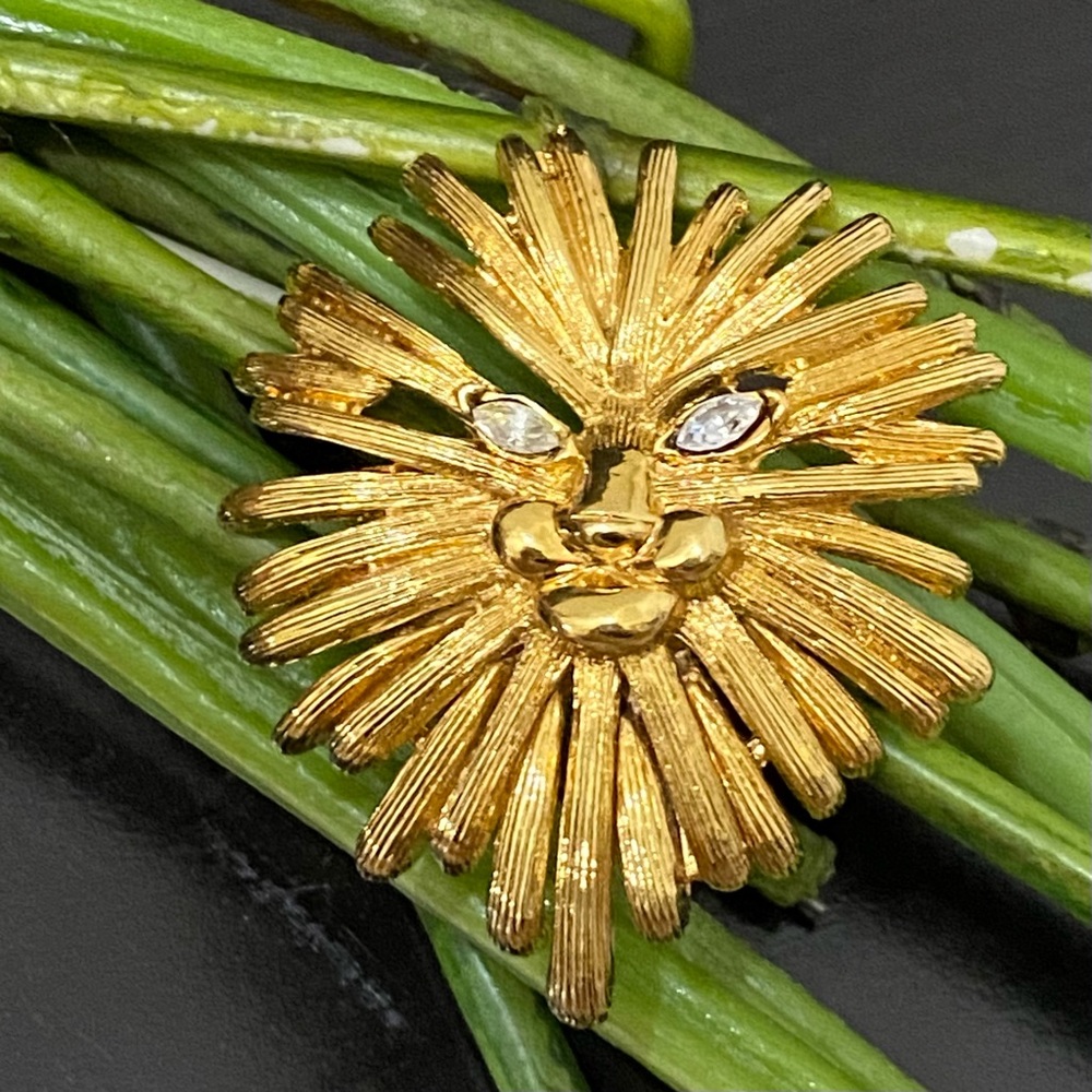Vintage Unsigned ST JOHN Gold-tone Lion Head Brooch